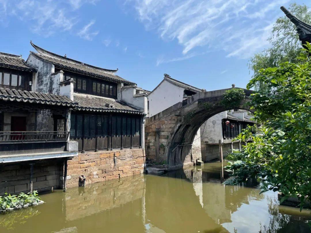 如果酒店房租到期，服务员有没有权利私开房门，拿走房卡